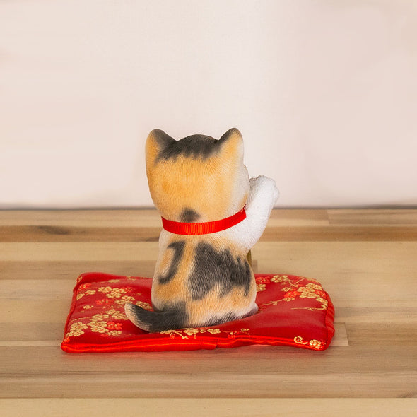 [デバリエ] 招き猫 猫 置物 癒し 商売繁盛 厄除け 病除け 開運 金運アップ 福を招く 玄関 飲食店 開店祝い 飾り物 誕生日 記念日 クリスマス 新年 プレゼント 雑貨 オブジェ (百万両三毛猫)cb039m