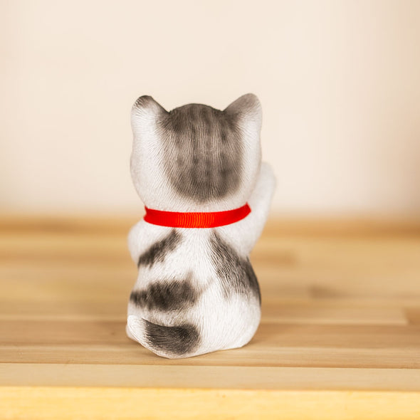 [デバリエ] 招き猫 猫 置物 癒し 商売繁盛 厄除け 病除け 開運 金運アップ 福を招く 玄関 飲食店 開店祝い 飾り物 誕生日 記念日 クリスマス 新年 プレゼント 雑貨 オブジェ (百万両サバトラ)cb039w