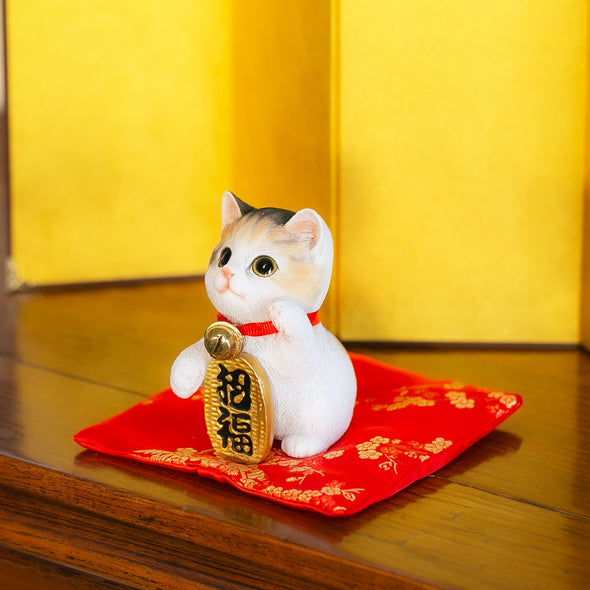 [デバリエ] 招き猫 猫 置物 癒し 商売繁盛 厄除け 病除け 開運 金運アップ 福を招く 玄関 飲食店 開店祝い 飾り物 誕生日 記念日 クリスマス 新年 プレゼント 雑貨 オブジェ (招福三毛猫)cb040m
