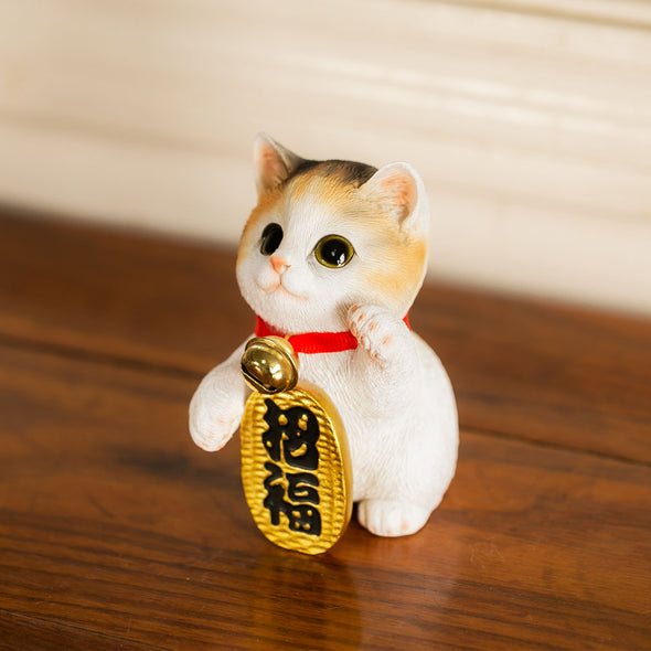 [デバリエ] 招き猫 猫 置物 癒し 商売繁盛 厄除け 病除け 開運 金運アップ 福を招く 玄関 飲食店 開店祝い 飾り物 誕生日 記念日 クリスマス 新年 プレゼント 雑貨 オブジェ (招福三毛猫)cb040m