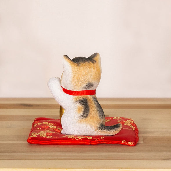 [デバリエ] 招き猫 猫 置物 癒し 商売繁盛 厄除け 病除け 開運 金運アップ 福を招く 玄関 飲食店 開店祝い 飾り物 誕生日 記念日 クリスマス 新年 プレゼント 雑貨 オブジェ (招福三毛猫)cb040m
