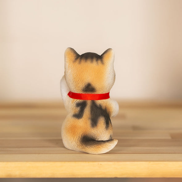 [デバリエ] 招き猫 猫 置物 癒し 商売繁盛 厄除け 病除け 開運 金運アップ 福を招く 玄関 飲食店 開店祝い 飾り物 誕生日 記念日 クリスマス 新年 プレゼント 雑貨 オブジェ (招福三毛猫)cb040m