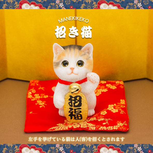 [デバリエ] 招き猫 猫 置物 癒し 商売繁盛 厄除け 病除け 開運 金運アップ 福を招く 玄関 飲食店 開店祝い 飾り物 誕生日 記念日 クリスマス 新年 プレゼント 雑貨 オブジェ (招福三毛猫)cb040m