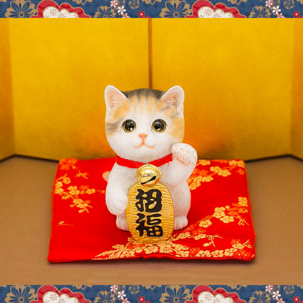 [デバリエ] 招き猫 猫 置物 癒し 商売繁盛 厄除け 病除け 開運 金運アップ 福を招く 玄関 飲食店 開店祝い 飾り物 誕生日 記念日 クリスマス 新年 プレゼント 雑貨 オブジェ (招福三毛猫)cb040m