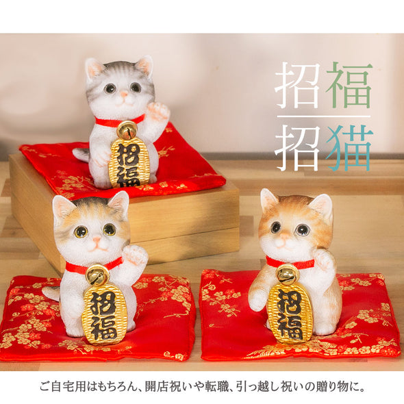 [デバリエ] 招き猫 猫 置物 癒し 商売繁盛 厄除け 病除け 開運 金運アップ 福を招く 玄関 飲食店 開店祝い 飾り物 誕生日 記念日 クリスマス 新年 プレゼント 雑貨 オブジェ (招福三毛猫)cb040m