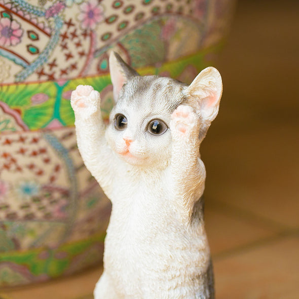 [デバリエ] cn73 猫の置物 インテリア ガーデニング オーナメント 猫 好き な 人 へ の プレゼント 誕生日プレゼント 女性 レジン製 ギフト 最適なプレゼント (ばんざいサバトラ)
