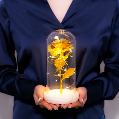 [デバリエ]光る花 枯れない花 金メッキ ローズ 造花 LEDライト付き電池式 女性への贈り物 薔薇 花束 ガラスポット ケース入り 誕生日プレゼント 花1組×ペアクマ1組 セット品11×11×22.5cm (ゴールド) li-01-g